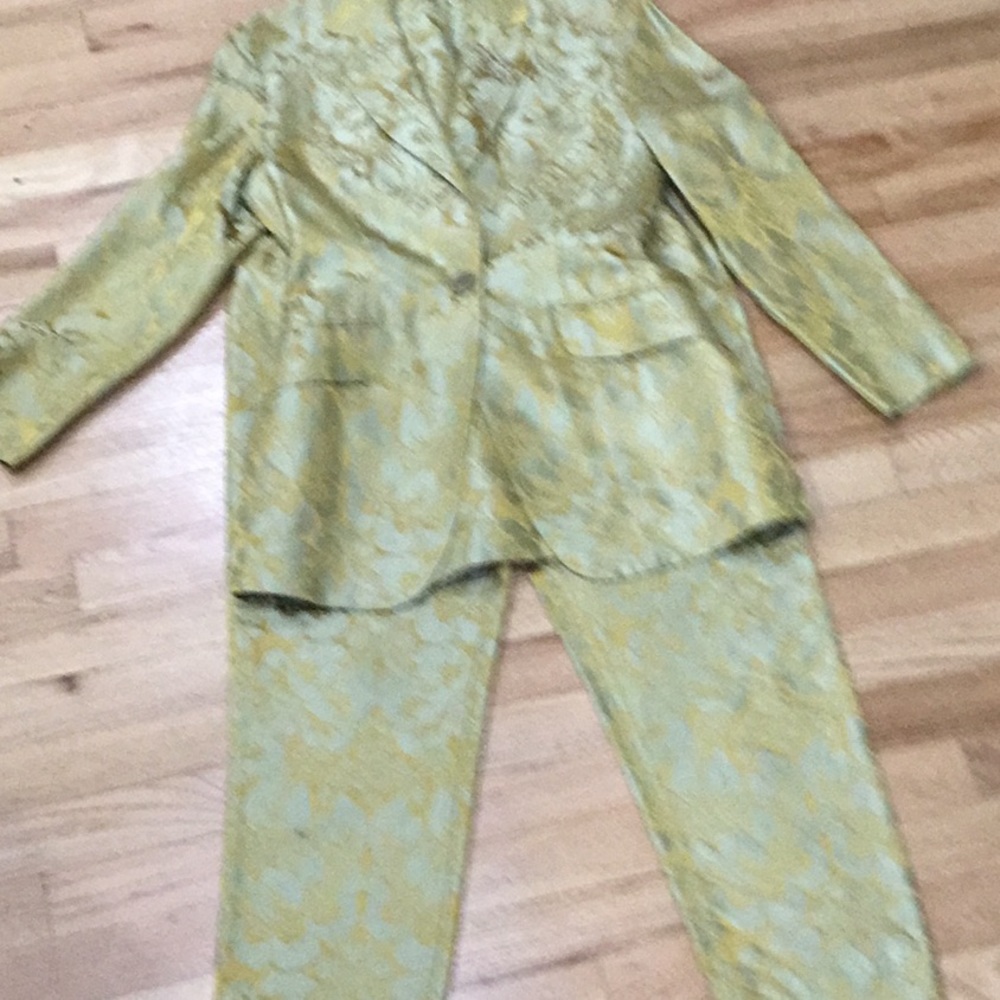 A very rare, elegant and beautiful dolce and Gabbana suit only worn twice 💐